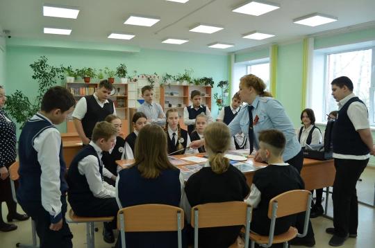 Школьники заинтересовались профессией полицейского.
