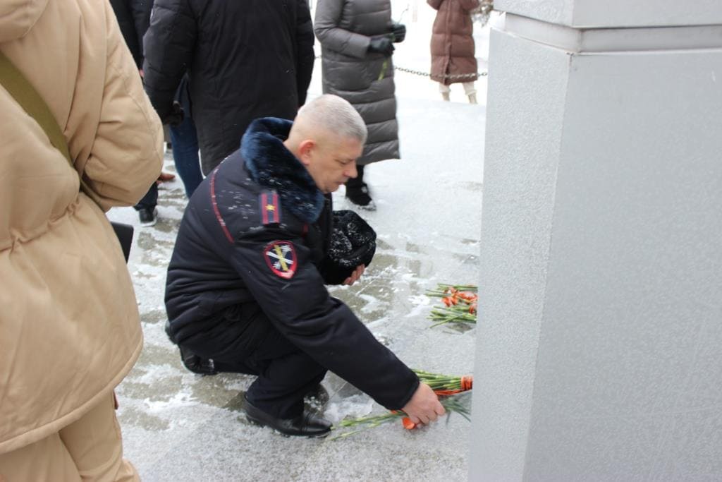 Полицейские и общественники почтили память Неизвестного Солдата.