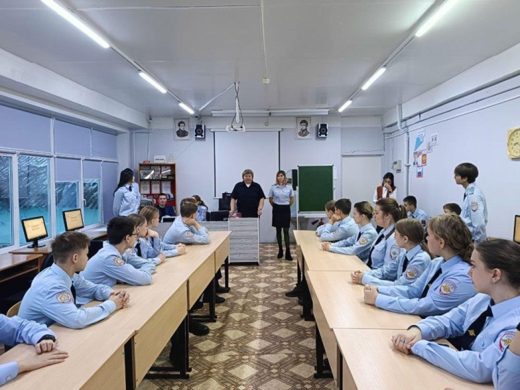 Сотрудники полиции и общественники провели тестирование на знание основ права с правоохранительными классами. Сотрудники полиции и общественники провели тестирование на знание основ права с правоохранительными классами.