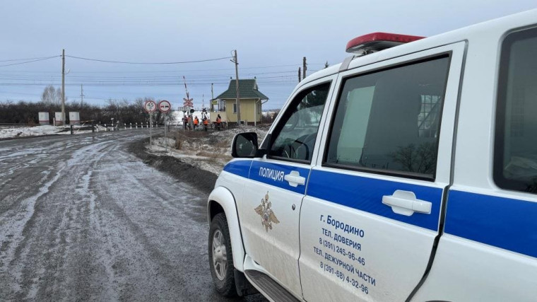 Госавтоинспекторы напомнили водителям правила движения через железнодорожные пути. Госавтоинспекторы напомнили водителям правила движения через железнодорожные пути.